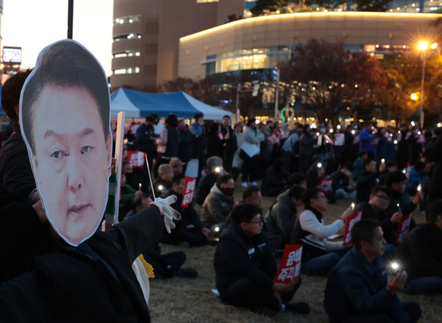 4일 오후 경남 창원시 성산구 창원광장에서 윤석열퇴진경남운동본부 등 경남지역 시민단체가 ‘불법 계엄 윤석열 즉각 체포 경남 시국 대회’를 열고 정권 퇴진을 촉구하고 있다. 연합뉴스