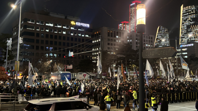 9일 저녁 서울 영등포구 국회의사당역 5번 출구 앞에서 윤석열 탄핵 촉구 집회가 열리고 있다.장형임기자