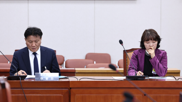 충암고등학교 이윤찬 교장(왼쪽)과 오세현 학부모회 회장이 9일 오후 서울 여의도 국회에서 열린 교육위원회 전체회의에 출석해 앉아 있다. 뉴스1