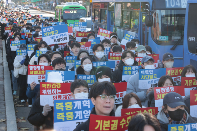 8일 서울 혜화동 대학로에서 열린 서울대병원 전공의협의회 비상대책위원회 ‘젊은 의사 의료계엄 규탄 집회’에서 사직 전공의를 비롯한 젊은 의사들이 계엄 규탄 및 의료 개혁 철폐를 촉구하고 있다. 연합뉴스