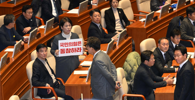 국민의힘 의원들이 7일 국회에서 열린 본회의에 윤석열 대통령 탄핵소추안이 상정되자 표결 전 본회의장에서 퇴장하고 있다. 오승현 기자