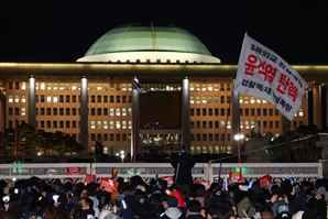 ‘계엄쇼크’ 尹 지지율 11%로 급락…‘한 자릿수’ 초읽기[한국갤럽]