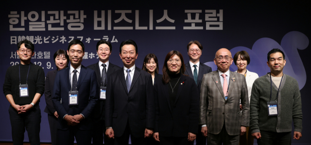 장미란 문화체육관광부 제2차관이 9일 서울 중구 서울신라호텔에서 열린 ‘한일관광 비즈니스 포럼’에서 하라이카와 나오야 일본 국토교통성 관광청장을 비롯한 참석자와 기념촬영을 하고 있다. 사진 제공=문체부