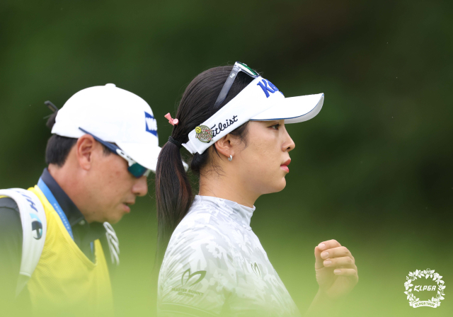 LPGA 투어 Q 시리즈 최종전에서 공동 7위를 달리고 있는 윤이나. 사진 제공=KLPGA