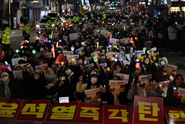 9일 오후 전북 전주시 완산구 중앙동 풍패지관 앞에서 열린 '내란수괴 윤석열 탄핵! 내란공범 국민의힘 해체! 전북도민 촛불 대행진'에서 500여명의 시민들이 구호를 외치고 있다. 전주=연합뉴스