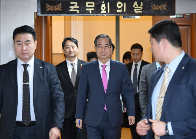 한덕수(가운데) 국무총리가 10일 정부서울청사에서 계엄 선포·해제 이후 처음으로 열린 국무회의를 마치고 나서고 있다. 성형주 기자