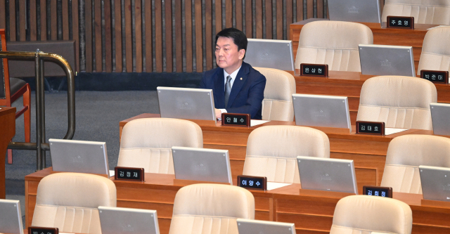 안철수 국민의힘 의원이 7일 국회에서 열린 본회의에서 여당에서 유일하게 본회의장에 남아 윤석열 대통령 탄핵소추안에 대한 투표를 하고 있다. 오승현 기자