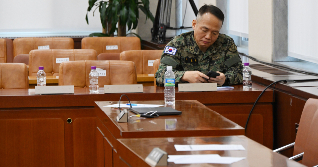 이상현 제1공수특전여단장이 국회 국방위원회 전체회의가 정회되고, 모든 의원과 참고인, 관계자들이 회의장을 떠난 가운데 홀로 참고인석을 지키고 있다. 이 여단장은 이날 오전 김현태 특전사 707특수임무단장의 답변을 들으며 눈물을 흘렸다. 오승현 기자 2024.12.10