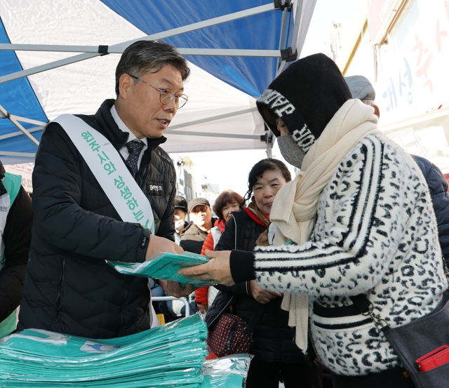 황병우(앞줄 왼쪽) DGB금융그룹 회장이 9일 원주시 소재 전통시장을 찾아 시민들에게 핫팩과 장바구니 등을 나눠주고 있다. 사진 제공=DGB금융그룹