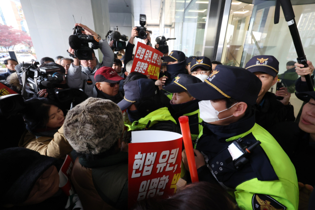 국가폭력피해범국민연대 관계자들이 10일 오전 서울 중구 진실·화해를위한과거사정리위원회 앞에서 박선영 신임 진실화해위원장 취임 거부 기자회견을 마친 뒤 취임식장 진입을 시도하다 경찰에 의해 저지당하고 있다. 연합뉴스