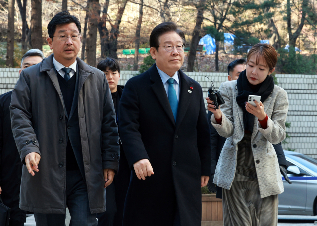 이재명 더불어민주당 대표가 10일 서울 서초구 서울중앙지법에서 열린 ‘대장동 배임·성남FC 뇌물’ 관련 1심 속행 공판에 출석하기 위해 법정으로 향하고 있다. 연합뉴스