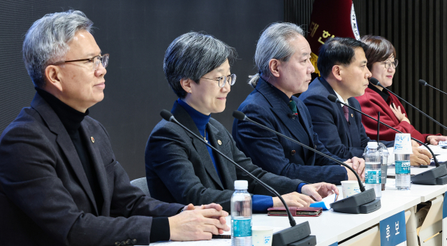 10일 서울 용산구 대한의사협회(의협)에서 제43대 의협 회장선거 합동 정견발표회가 진행되고 있다. 왼쪽부터 김택우·강희경·주수호·이동욱·최안나 후보. 뉴스1