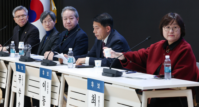 10일 서울 용산구 대한의사협회(의협)에서 제43대 의협 회장선거 합동 정견발표회가 진행되고 있다. 왼쪽부터 김택우·강희경·주수호·이동욱·최안나 후보. 뉴스1