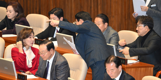 국민의힘 의원들이 10일 국회 본회의장에서 '위헌적 비상계엄 선포를 통한 내란 행위의 진상 규명을 위한 특별검사의 수사요구안(상설특검안)' 투표 전 분주한 모습을 보이고 있다. 오승현 기자 2024.12.10