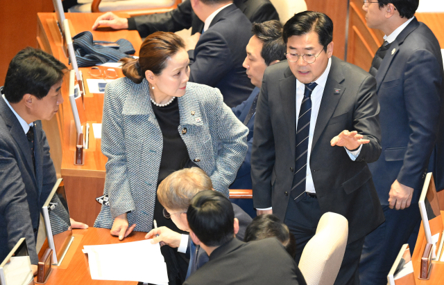 박찬대 더불어민주당 원내대표가 10일 국회 본회의장에서 '위헌적 비상계엄 선포를 통한 내란 행위의 진상 규명을 위한 특별검사의 수사요구안(상설특검안)'에 대한 투표 전 의원들과 대화하고 있다. 오승현 기자 2024.12.10