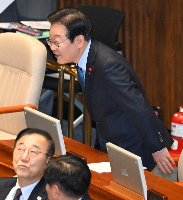 이재명 더불어민주당 대표가 10일 국회 본회의장에 투표 직전 입장하며 웃어 보이고 있다. 오승현 기자 2024.12.10