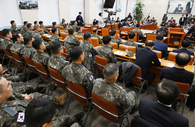 박안수 육군참모총장(계엄사령관) 등 비상 계엄 관련 군 주요 인사들이 10일 국회에서 열린 국방위원회 전체회의에 출석한 가운데 긴급 현안질의가 열리고 있다. 이날 현안질의에 여인형 전 국군방첩사령관은 불출석했다. 오승현 기자 2024.12.10