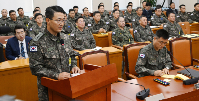 정진팔 합동참모차장(계엄부사령관)이 10일 국회에서 열린 국방위원회 전체회의에 출석해 의원들의 긴급 현안질의에 답하고 있다. 이날 현안질의에 여인형 전 국군방첩사령관은 불출석했다. 오승현 기자 2024.12.10