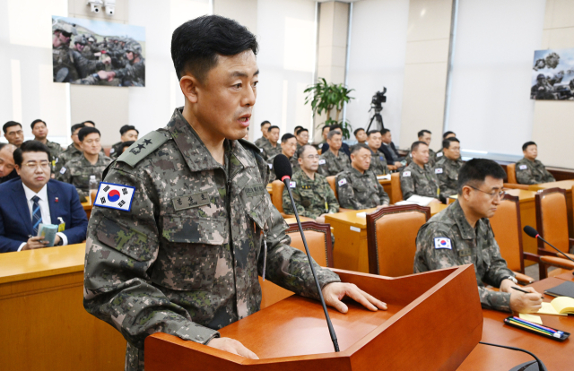 문상호 국군정보작전사령관이 10일 국회에서 열린 국방위원회 전체회의에 출석해 의원들의 긴급 현안질의에 답하고 있다. 이날 현안질의에 여인형 전 국군방첩사령관은 불출석했다. 오승현 기자 2024.12.10