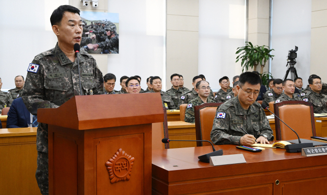 박헌수(왼쪽) 국군사이버작전사령관이 10일 국회에서 열린 국방위원회 전체회의에 출석해 의원들의 긴급 현안질의에 답하고 있다. 이날 현안질의에 여인형 전 국군방첩사령관은 불출석했다. 오승현 기자 2024.12.10