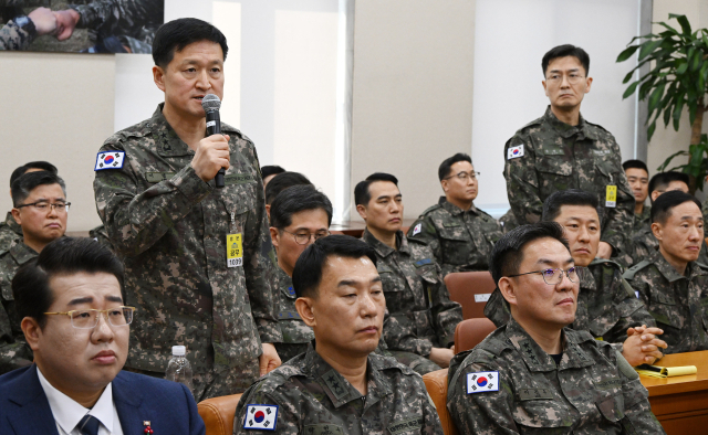 '별이 몇 개?'…난입했던 국회에 불려 나온 軍