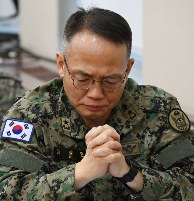 이상현 제1공수특전여단장이 국회에서 열린 국방위원회 전체회의에 출석해 김현태 특전사 707특수임무단장의 답변을 듣고 있다. 김 여단장은 한 언론과의 인터뷰에서 