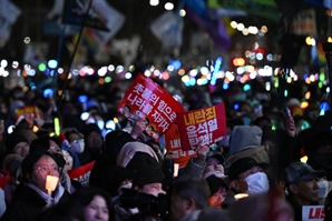 "국민의힘 해산하라"…폭발한 민심, 청원 14만명·현수막 찢기도