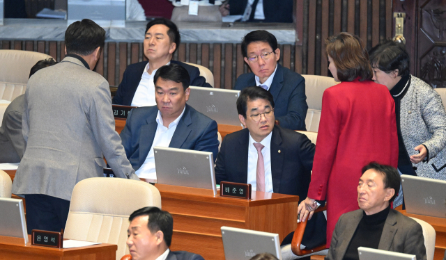 국민의힘 의원들이 10일 국회 본회의장에서 '위헌적 비상계엄 선포를 통한 내란 행위의 진상 규명을 위한 특별검사의 수사요구안(상설특검안)' 투표 전 분주한 모습을 보이고 있다. 오승현 기자