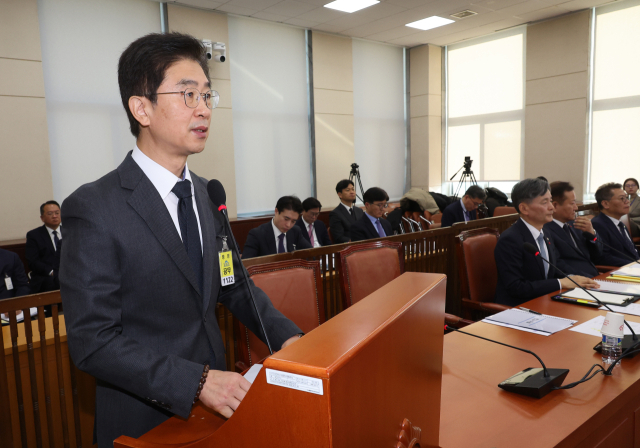 김봉식 서울경찰청장이 5일 국회에서 윤석열 대통령의 비상계엄 선포·해제 경위와 관련 현안 질의를 위해 열린 행정안전위원회 전체회의에서 업무보고를 하고 있다.연합뉴스