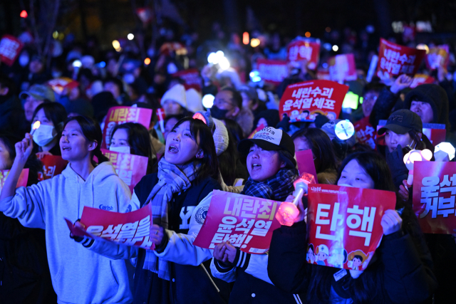 '내란죄 윤석열 퇴진! 국민주권 실현! 사회대개혁! 범국민촛불대행진' 참가자들이 7일 서울 여의도 국회 앞에서 대통령 퇴진을 촉구하며 촛불과 K-팝 아티스트 응원봉 등을 밝힌 채 구호를 외치고 있다. 조태형 기자