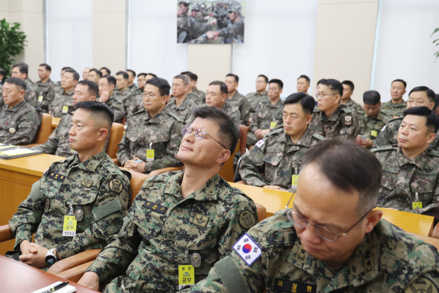 10일 오후 국회 국방위원회 전체회의에서 군 장성들이 계엄 당시 군에 대한 질타가 이어지자 침통한 표정을 짓고 있다. 연합뉴스