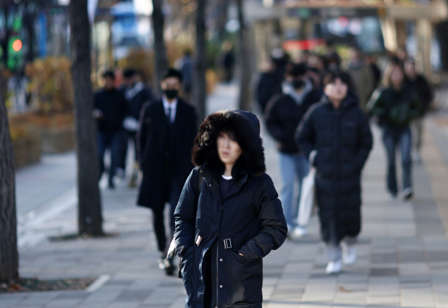 아침 영하권 추위를 보인 이달 3일 서울 덕수궁 인근에서 시민들이 길을 걷고 있다. 연합뉴