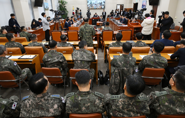 박안수 육군참모총장(계엄사령관) 등 비상 계엄 관련 군 주요 인사들이 10일 국회에서 열린 국방위원회 전체회의에 출석한 가운데 긴급 현안질의가 열리고 있다. 이날 현안질의에 여인형 전 국군방첩사령관은 불출석했다. 오승현 기자 2024.12.10