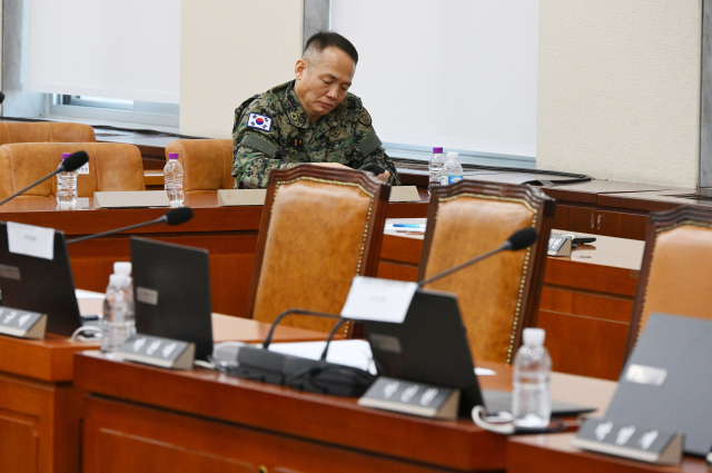 이성현 제1공수특전여단장이 국회 국방위원회 전체회의가 정회되고, 모든 의원과 참고인들이 회의장을 떠난 가운데 홀로 참고인석을 지키고 있다. 이 여단장은 이날 오전 김현태 특전사 707특수임무단장의 답변을 들으며 눈물을 흘렸다. 오승현 기자 2024.12.10