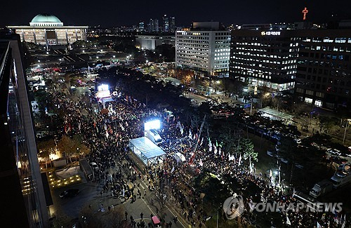 6일 서울 영등포구 국회의사당역 인근에 시민들이 대통령 탄핵을 촉구하는 촛불집회에 참석해 있다. 연합뉴스