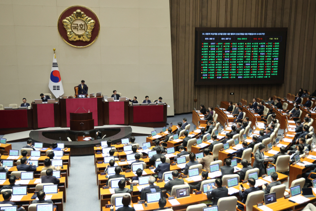 10일 오후 국회 본회의에서 '위헌적 비상계엄 선포를 통한 내란 행위의 진상규명을 위한 특별검사의 수사요구안'이 통과되고 있다. 연합뉴스