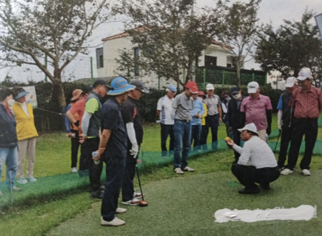 곽종욱 회장이 신규 회원들에게 파크골프 교육을 하고 있다. 서귀포중앙교회클럽 제공