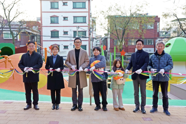 넥슨과 성남시청 등 관계자들이 경기 성남시에 구축한 ‘단풍잎 놀이터’에서 개장을 축하하는 테이프 커팅 행사를 하고 있다. 왼쪽부터 김준욱 성남시청 녹지과장, 박정순 굿네이버스 아동권리사업본부장, 김창섭 넥슨 메이플스토리 국내 총괄디렉터, 도담성남동지역아동센터 김승준·이하람 어린이, 김정욱 넥슨 대표이사(넥슨재단 이사장 겸임), 이정수 경기도청 정원산업과 장. 사진 제공=넥슨