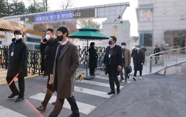 '12·3 비상계엄 사태' 수사를 위해 대통령실 압수수색에 나선 경찰 국가수사본부(국수본) 관계자들이 11일 서울 용산 대통령실 민원실에서 나오고 있다. 연합뉴스