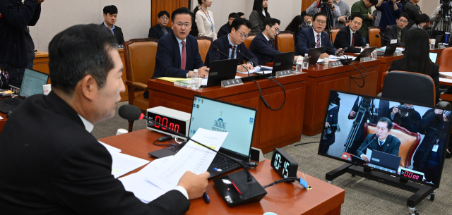 11일 국회에서 열린 법제사법위원회 전체회의에서 정청래 법사위원장과 여당 의원들이 마찰을 빚고 있다. 이날 증인으로 신청된 심우정 검찰총장과 류혁 법무부 감찰관은 출석하지 않았다. 오승현 기자