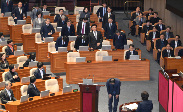 한덕수 국무총리를 비롯한 국무위원들이 11일 국회 본회의에 출석해 서영교 더불어민주당 의원의 12·3 비상계엄 사태에 대한 사과 요구에 고개 숙여 사과하고 있다. 오승현 기자 2024.12.11