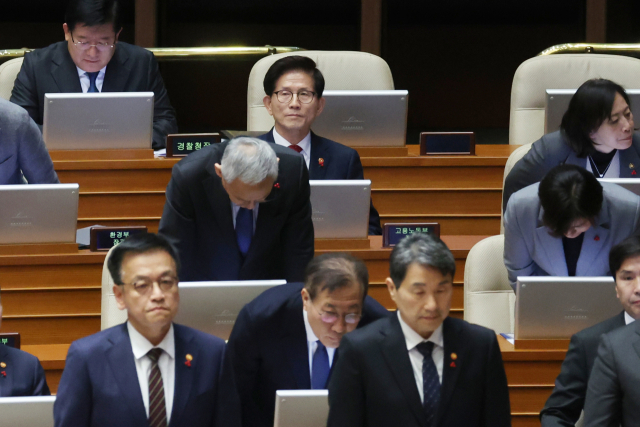 김문수 고용노동부 장관이 11일 오후 국회 본회의에서 진행된 '윤석열 대통령 위헌적 비상계엄 선포 내란행위 관련 긴급현안질문'에서 더불어민주당 서영교 의원의 사과요구를 거부한 채 다른 국무위원들과 달리 자리에 앉아 있다. 연합뉴스