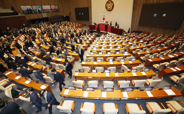 7일 국회에서 열린 본회의에서 윤석열 대통령의 탄핵소추안이 '부결'되고, 우원식 국회의장이 산회를 선포하자 의석을 지키던 야당 의원들이 본회의장을 나서고 있다. 오승현 기자