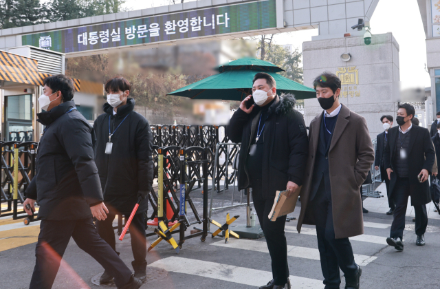 ‘12·3 비상계엄 사태’ 수사를 위해 대통령실 압수수색에 나선 경찰 국가수사본부 관계자들이 11일 서울 용산 대통령실 민원실에서 나오고 있다. 연합뉴스