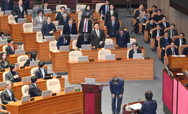 한덕수 국무총리를 비롯한 국무위원들이 11일 국회 본회의에 출석해 12·3 비상계엄 사태에 대한 서영교 더불어민주당 의원의 사과 요구에 고개 숙여 사과하고 있다. 김문수 고용노동부 장관은 사과 요구를 거부한 듯 자리에서 일어나지 않았다. 오승현 기자