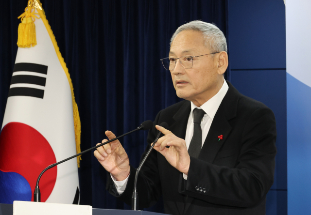 유인촌 문화체육관광부 장관이 10일 내년 예산안이 국회를 통과한 직후 서울 종로구 정부서울청사에서 정부 대변인 자격으로 '국민께 드리는 당부 말씀'을 발표하고 있다. 연합뉴스