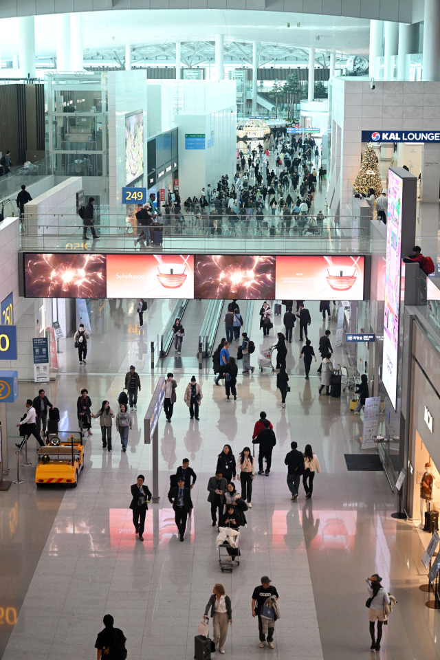 인천공항 4단계 그랜드 오프닝 행사가 열린 지난달 29일 인천공항 제2여객터미널 내 면세점이 이용객들로 붐비고 있다. 조태형 기자