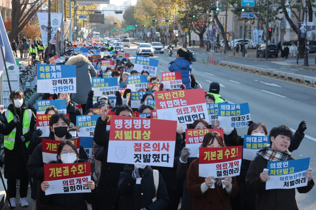 8일 서울 종로구 대학로에서 열린 서울대병원 전공의협의회 비상대책위원회 '젊은 의사 의료계엄 규탄 집회'에서 사직 전공의를 비롯한 젊은 의사들이 계엄 규탄 및 의료개혁 철폐를 촉구하고 있다. 연합뉴스