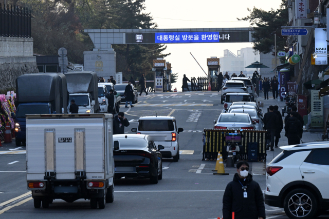 경찰 국가수사본부 비상계엄 특별수사단이 대통령실에 대한 압수수색을 시도한 11일 서울 용산 대통령실 앞이 통제되고 있다. 한편 경찰은 경호처와의 협의가 지연돼 영장 집행이 이뤄지지 않고 대치 중이다. 조태형 기자