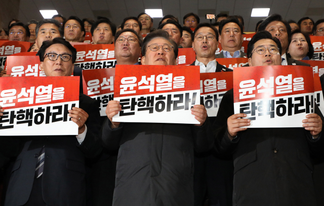 이재명 더불어민주당 대표와 박찬대 원내대표를 비롯한 의원들이 지난 7일 국회 본청 로텐더홀에서 윤석열 대통령 탄핵소추안이 정족수 부족으로, 김건희 특검범이 2표 부족으로 부결된 뒤 본회의장에서 나와 국민의힘 규탄대회를 하고 있다. 오승현 기자